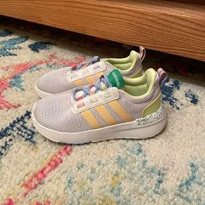 Adidas toddler sneaker 9c
